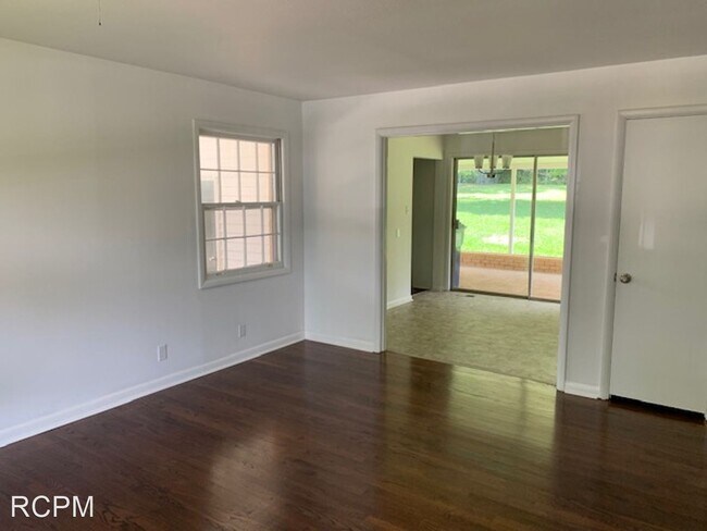 Foto del edificio - 3 br, 2 bath House - 2018 Chambers Dr  NE