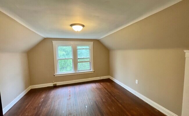Building Photo - Cleveland Heights 1 bedroom 3rd Floor