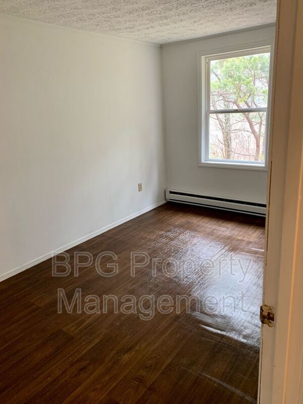 Building Photo - 123 Circle Dr