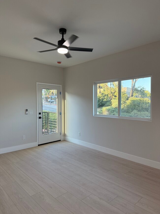 Building Photo - 1322 Oleander Ave