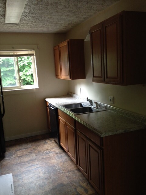 Kitchen - 412-414 Mallard Ln