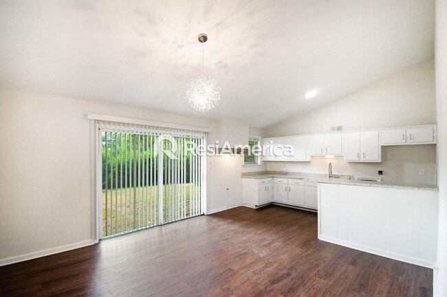 Building Photo - Fully Renovated 3/2 in 38128