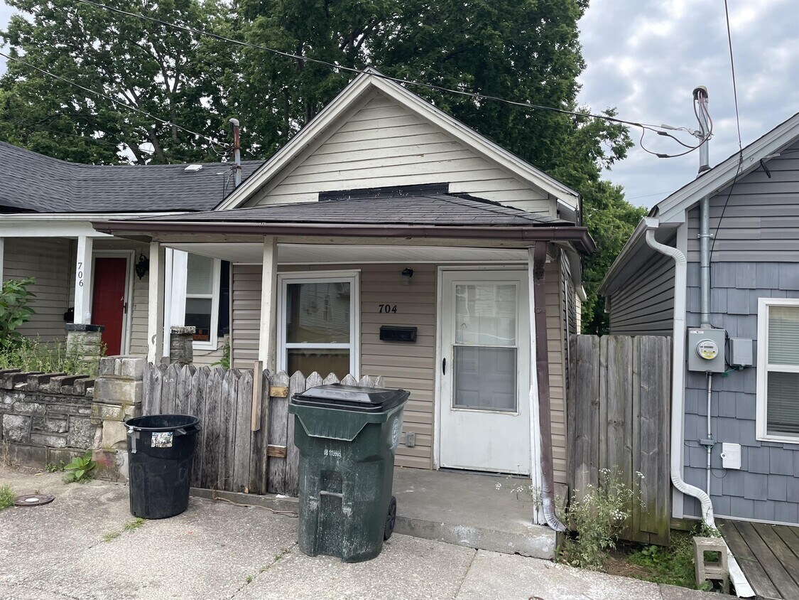 Primary Photo - 704 Florida St