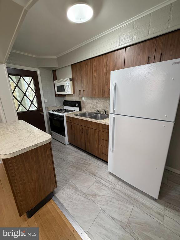 Foto del edificio - 229 Endsleigh Ave