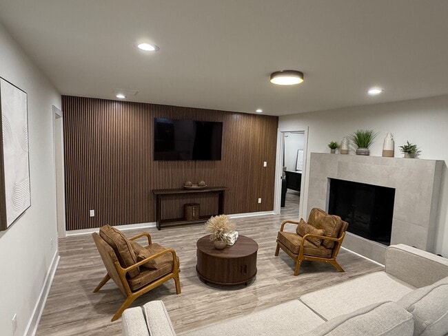 Building Photo - 2101 Vanderbilt Ln