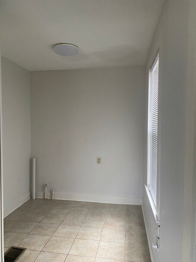 Building Photo - 2154 Olive St