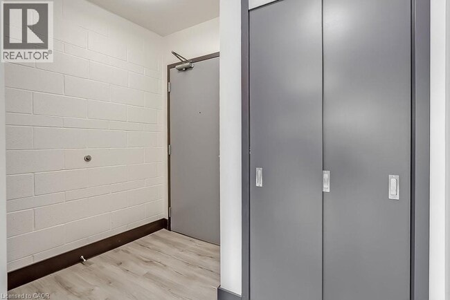 Photo du bâtiment - 121 King St E