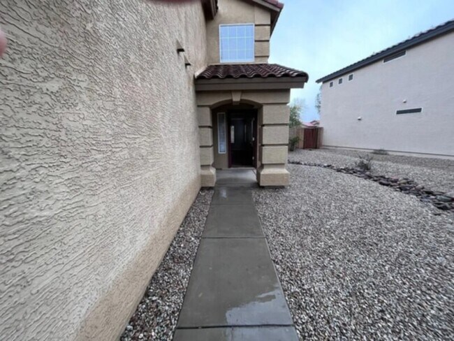 Foto del edificio - Large 4 bedroom, 3 bath home.