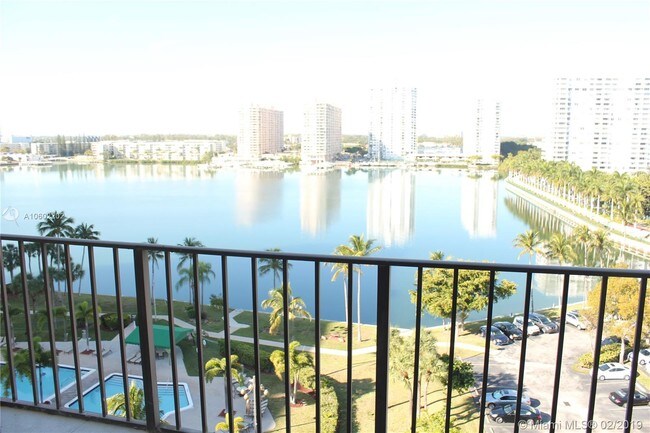 Foto del edificio - TOWER AT BISCAYNE COVE a