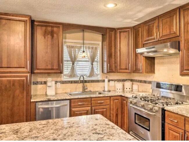 Building Photo - 3 Bedroom Single Family Home in Central Fo...