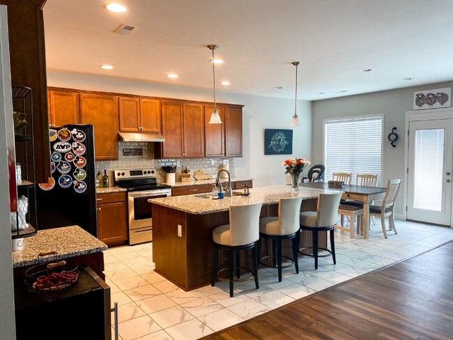 Building Photo - 211 Green Ash Trl