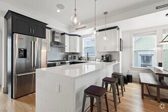 Building Photo - 10 Hallet St