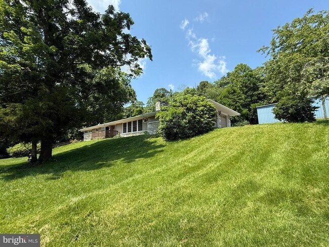 Foto del edificio - 7697 Hedgesville Rd