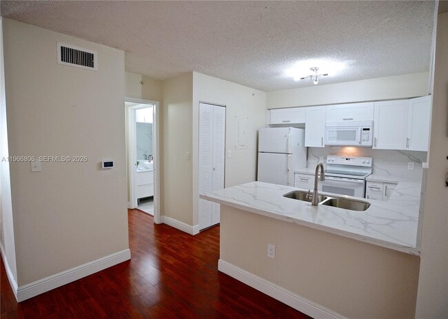 Foto del edificio - 4360 NW 107th Ave