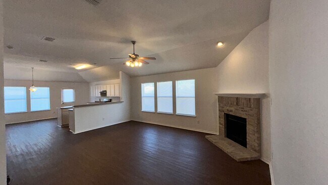 Building Photo - Move-in Ready Open Layout with a Huge Yard!