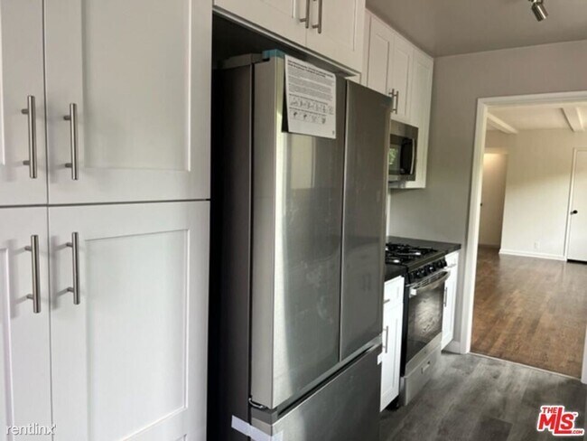 Foto del edificio - 1 br, 1 bath Condo - 605 N Doheny Dr Apt C