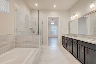 Building Photo - 5838 E Post Oak Ln