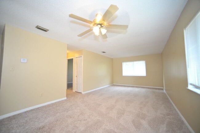 Building Photo - 2410 Fox Hollow Dr