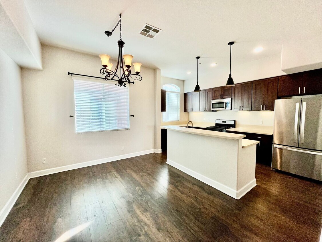 Foto principal - Perfect 3B/3BA, 3 Story Home in Chula Vista!