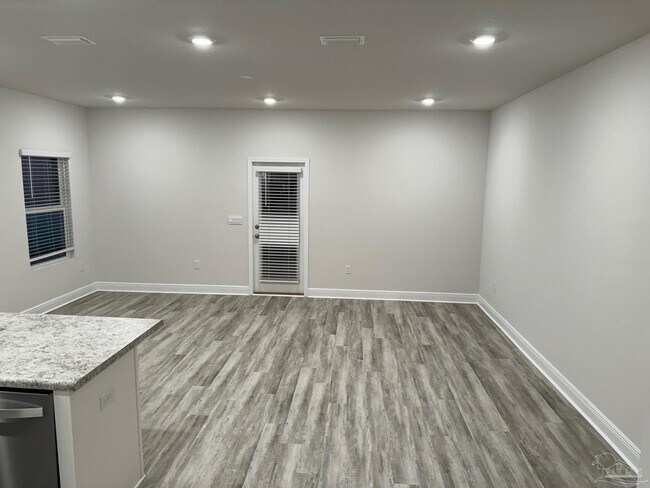 Foto del edificio - 6332 Grove Park Dr