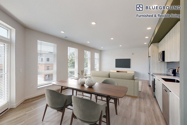 Building Photo - 2600 Lawrence St