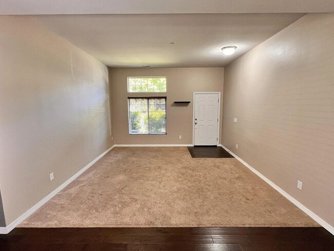 Building Photo - Beautiful Spacious 4bd 2bath Available Oct...