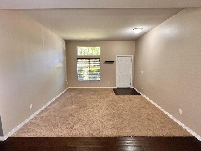 Foto del edificio - Beautiful Spacious 4bd 2bath Available Oct...