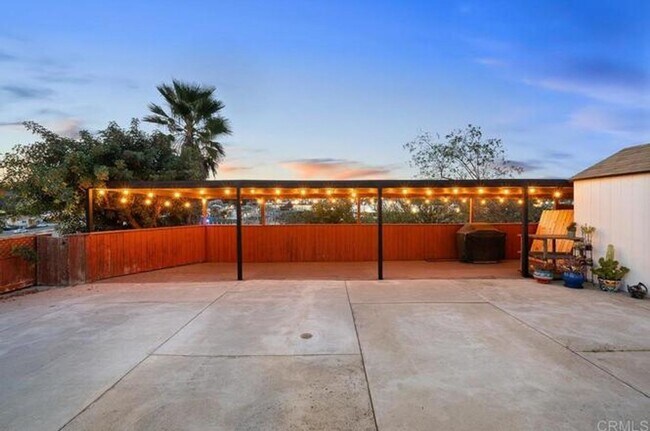 Foto del edificio - Spacious Remodeled Home with Separate Apar...