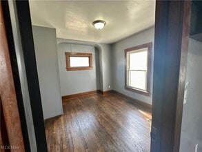 Building Photo - 323 Belden Ave NE