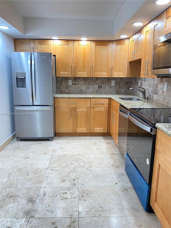 Building Photo - 1420 Brickell Bay Dr