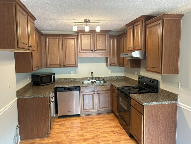 Building Photo - Beautiful Mountain Views | 2 Bed | 1.5 Bat...
