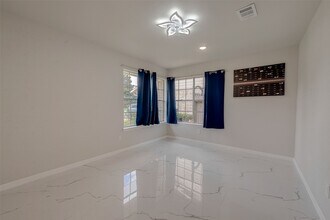 Building Photo - 12055 Fairpoint Dr