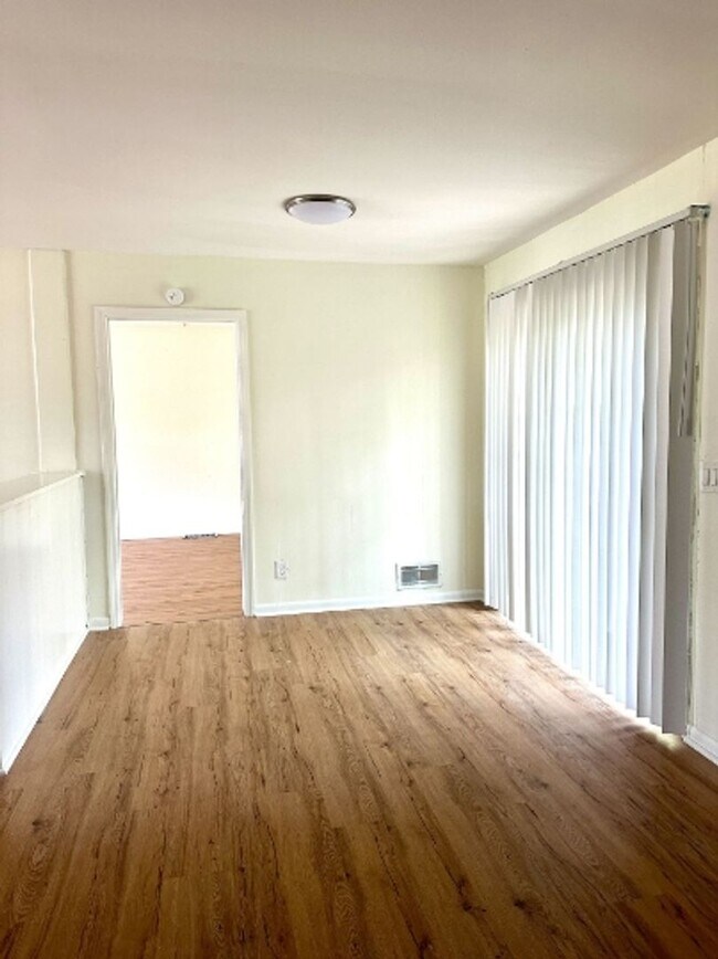 Building Photo - Bright & Airy 3-Bedroom home with Bonus Den