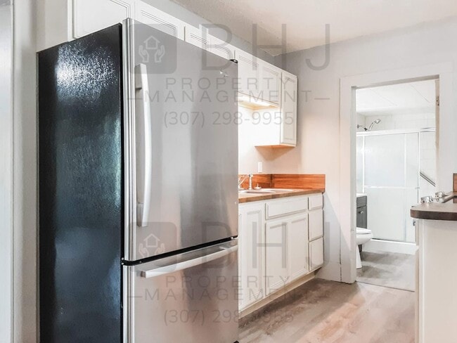 Building Photo - PET FRIENDLY 2 BED/ 1 BATH MINUTES FROM DOWNTOWN!