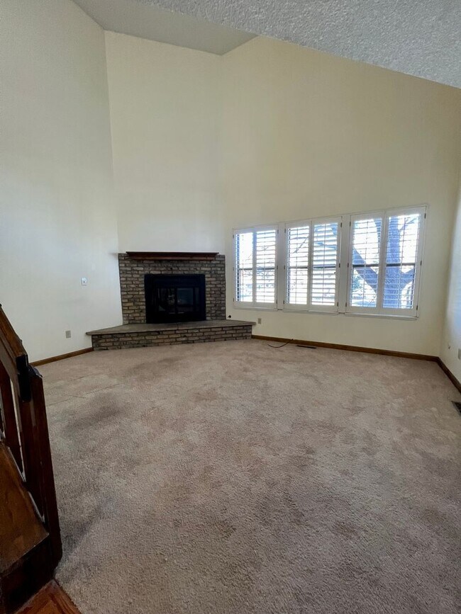 Building Photo - Duplex Townhome Available Mid March