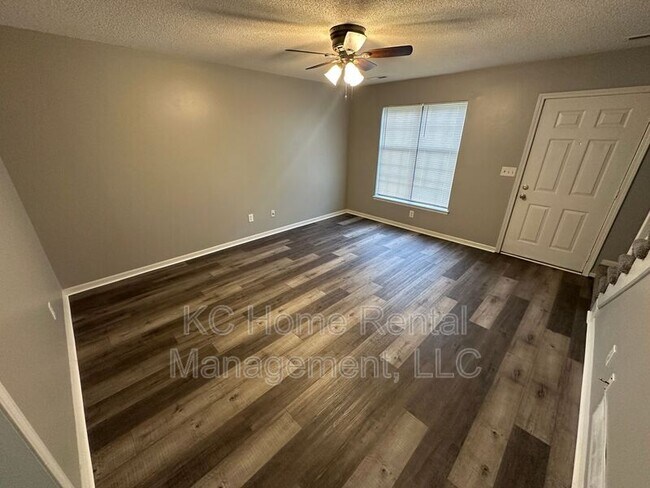 Building Photo - 808 SW Meadowridge Dr