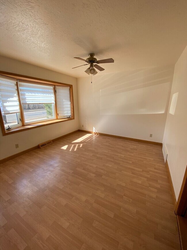Foto del edificio - Spacious 4 bedroom 2 bathroom, pet friendl...