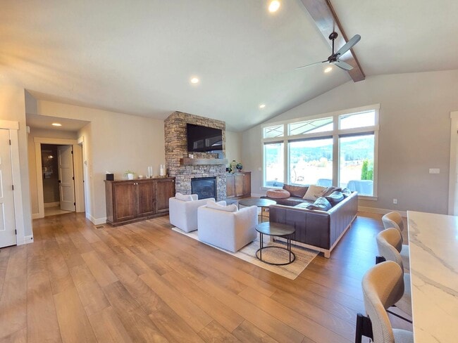 Foto del edificio - $4,800 - 5 Bed / 3 Bath Custom Built Home w/ Private Sport Court & Golf Green
