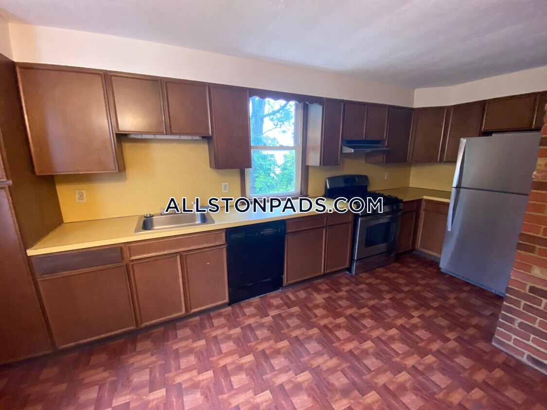 Primary Photo - 12 Kingsley St