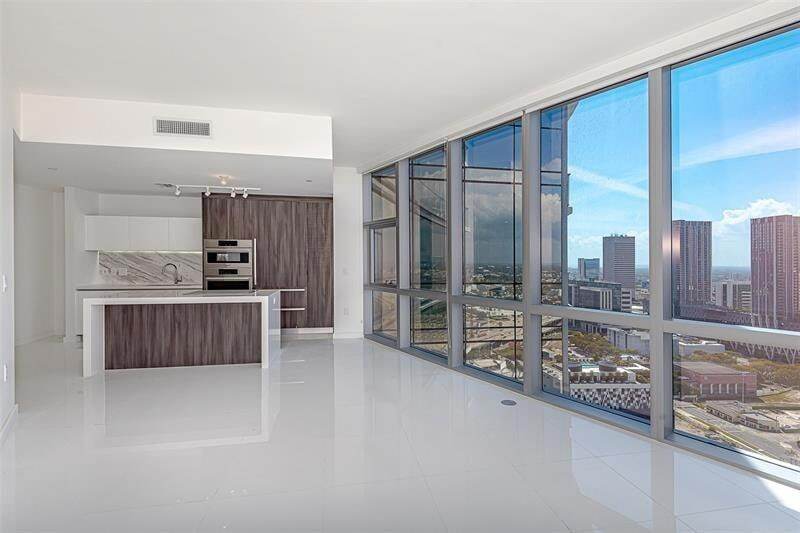 Foto principal - 851 NE 1st Ave