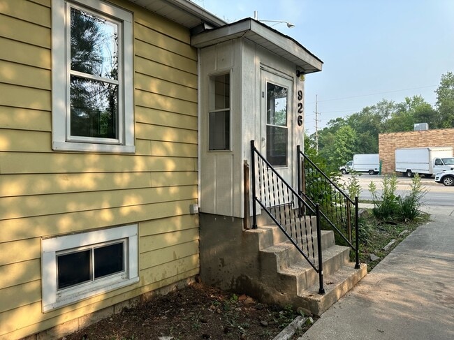 Building Photo - 926 E St Charles Rd