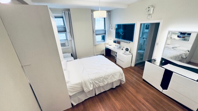 Bedroom - Angle 3 - 325 W 45th St