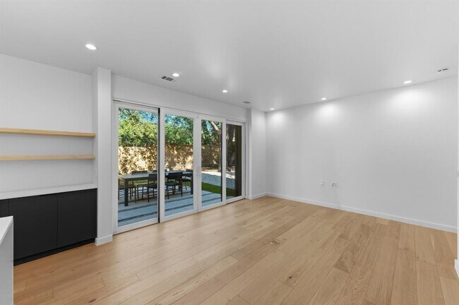 Foto del edificio - 5006 Gladeview Dr