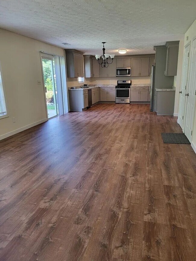 Building Photo - Spacious 4BR House - Prime location