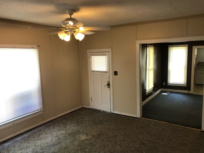 Building Photo - $875 - 2 bed 1 bath - Single Family Home