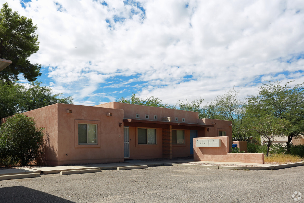 Building Photo - 1500 N Catalina Ave
