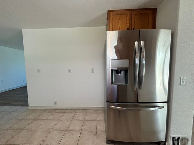 Building Photo - 607 S 72nd Ave
