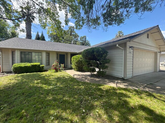 Foto del edificio - 3 Bedroom Home for Rent in Anderson CA | Large Family Room, 2 Car Garage, Pet Friendly