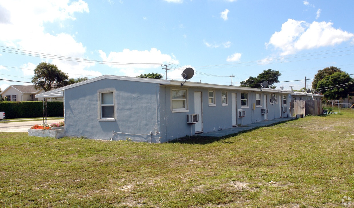 Building Photo - Tropical Villas