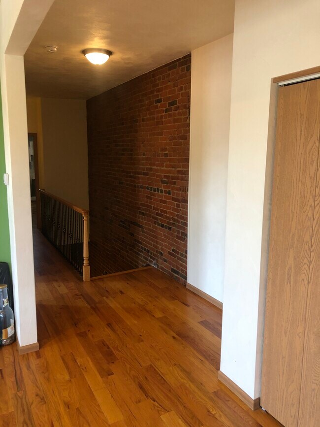 Building Photo - 571 Greenfield Ave